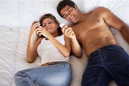 Couple with Cell Phones Foto de stock - Con derechos protegidos, Código: 700-00782663