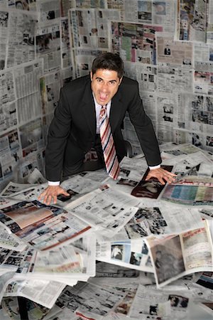 pedir ayuda - Homme d'affaires dans une pièce pleine de journaux Photographie de stock - Rights-Managed, Code: 700-00796244