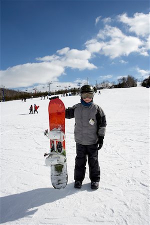Portrait of Boy with Snowboard, Dagmar Ski Resort, Ontario, Canada Foto de stock - Con derechos protegidos, Código: 700-00814484