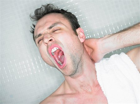 simsearch:700-00453426,k - Man Yawning in Shower Foto de stock - Direito Controlado, Número: 700-00814513