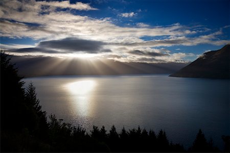Lever du soleil sur les montagnes remarquables et le lac Wakatipu, Queenstown, Nouvelle-Zélande Photographie de stock - Rights-Managed, Code: 700-00846811