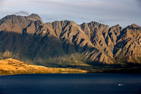 remarkable mountains - Coucher de soleil sur les montagnes remarquables et le lac Wakatipu, Queenstown, Nouvelle-Zélande Photographie de stock - Rights-Managed, Code: 700-00846813