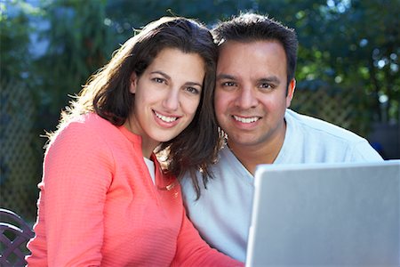 Couple avec ordinateur portable à l'extérieur Photographie de stock - Rights-Managed, Code: 700-00847049