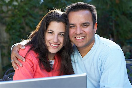 Couple avec ordinateur portable à l'extérieur Photographie de stock - Rights-Managed, Code: 700-00847050