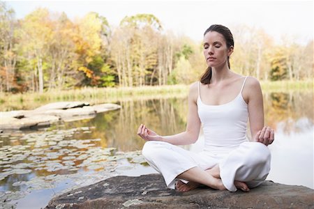 Femme pratiquant de Yoga de lac Photographie de stock - Rights-Managed, Code: 700-00847098