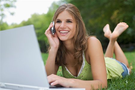 Femme avec ordinateur portable et téléphone portable à l'extérieur Photographie de stock - Rights-Managed, Code: 700-00847577