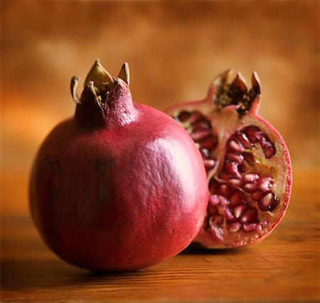 Close-Up of Pomegranate Foto de stock - Con derechos protegidos, Código: 700-00847775