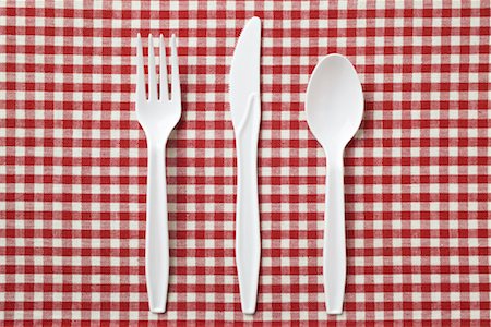 plastic forks - Couverts en plastique sur la nappe à carreaux Photographie de stock - Rights-Managed, Code: 700-00847908