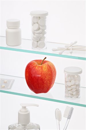Apple dans l'armoire à pharmacie Photographie de stock - Rights-Managed, Code: 700-00847909