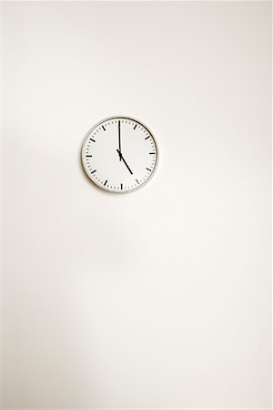 Horloge sur le mur Photographie de stock - Rights-Managed, Code: 700-00848573