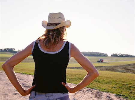 Femme regardant des terres agricoles Photographie de stock - Rights-Managed, Code: 700-00848614