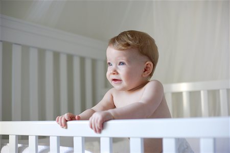 simsearch:700-02080570,k - Portrait de bébé en lit d'enfant Photographie de stock - Rights-Managed, Code: 700-00864873