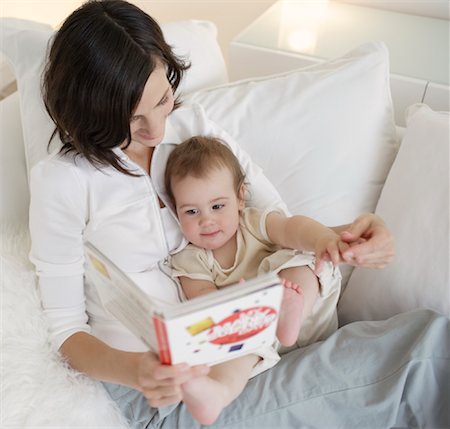 Mother Reading Book with Baby Foto de stock - Direito Controlado, Número: 700-00865704