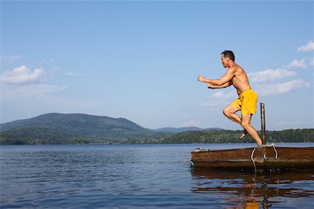 simsearch:700-00867014,k - Man Jumping Off Deck Foto de stock - Direito Controlado, Número: 700-00867012