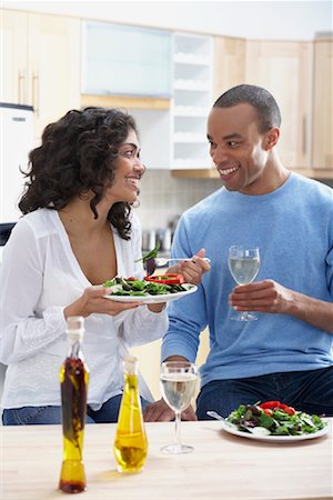 simsearch:649-09148682,k - Couple en cuisine salade de manger et de boire du vin Photographie de stock - Rights-Managed, Code: 700-00897418