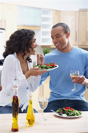 Couple in Kitchen Eating Salad and Drinking Wine Foto de stock - Con derechos protegidos, Código: 700-00897419