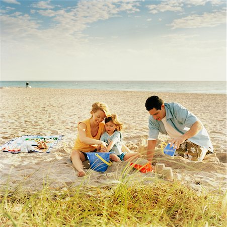 simsearch:400-05291156,k - Family on Beach Stock Photo - Rights-Managed, Code: 700-00916897