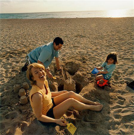 simsearch:400-05291156,k - Family on Beach Stock Photo - Rights-Managed, Code: 700-00916898