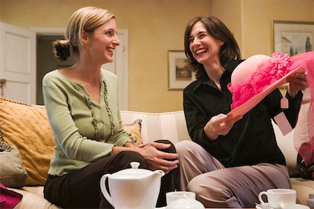 friends talking sofa and two people - Women Relaxing at Home Foto de stock - Con derechos protegidos, Código: 700-00917616