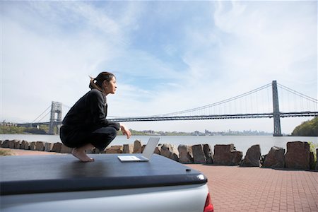 Woman Sitting on Back of Truck With Laptop Computer, New York, USA Foto de stock - Con derechos protegidos, Código: 700-00917689