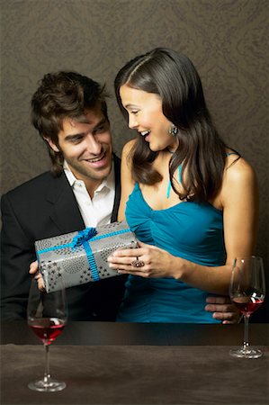 simsearch:700-00795359,k - Couple Exchanging Gifts Fotografie stock - Rights-Managed, Codice: 700-00918007