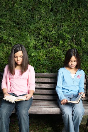 simsearch:700-03333120,k - Two Girls Sitting On A Park Bench Reading Foto de stock - Con derechos protegidos, Código: 700-00918095