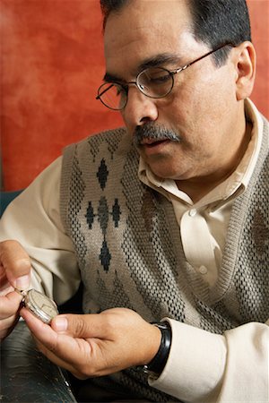 relógio de bolso - Man Looking at Watch Foto de stock - Direito Controlado, Número: 700-00918209