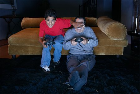 simsearch:600-01614655,k - Father and Son Playing Video Games Foto de stock - Con derechos protegidos, Código: 700-00918266