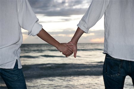 simsearch:700-00918357,k - Couple Holding Hands Photographie de stock - Rights-Managed, Code: 700-00918374