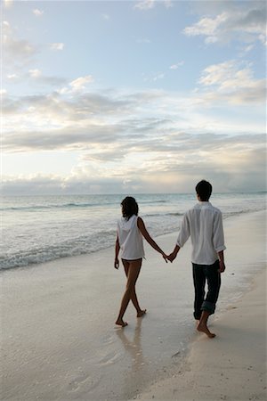 simsearch:700-00918357,k - Couple marchant sur la plage Photographie de stock - Rights-Managed, Code: 700-00918376