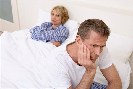 Worried Couple in Bed Foto de stock - Con derechos protegidos, Código: 700-00918444