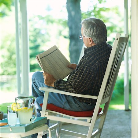 domenica mattina - Man Reading Newspaper on Front Porch Fotografie stock - Rights-Managed, Codice: 700-00910122