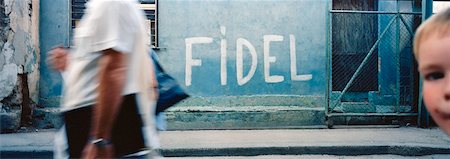 fidel castro - People Walking by Political Graffiti on Wall, Cuba Foto de stock - Con derechos protegidos, Código: 700-00910433