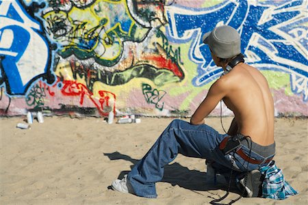 spritzlack - Man betrachtet man Graffiti Wall Stockbilder - Lizenzpflichtiges, Bildnummer: 700-00910720