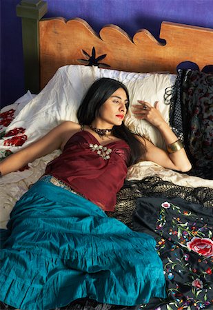 simsearch:632-03500825,k - Portrait of Woman Lying on Bed Stock Photo - Rights-Managed, Code: 700-00911258