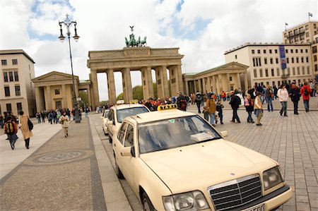 porta di brandeburgo - Taxis and Tourists in City Square, Pariser Platz, Berlin, Germany Fotografie stock - Rights-Managed, Codice: 700-00934148