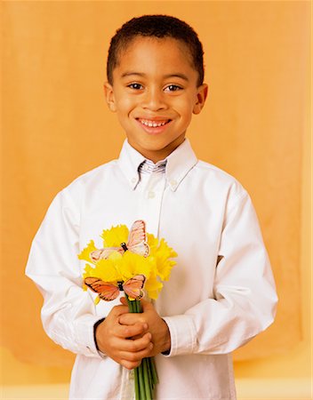 Enfant Holding fleurs Photographie de stock - Rights-Managed, Code: 700-00934159