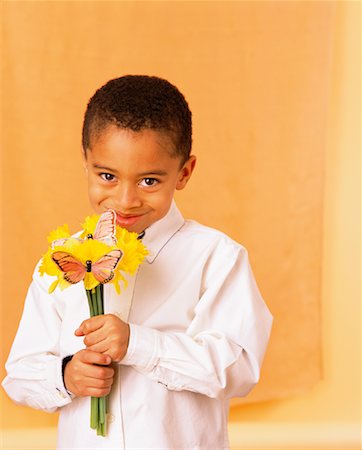 fake flowers - Child Holding Flowers Foto de stock - Con derechos protegidos, Código: 700-00934160