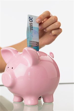 simsearch:600-00934733,k - Frau Hinterlegung Euro in Piggy Bank Stockbilder - Lizenzpflichtiges, Bildnummer: 700-00934519
