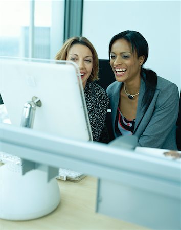 simsearch:632-01146071,k - Two Women Looking at Computer and Laughing Foto de stock - Con derechos protegidos, Código: 700-00934764