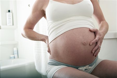 simsearch:700-00935169,k - Pregnant Woman in Bathroom Foto de stock - Con derechos protegidos, Código: 700-00935126