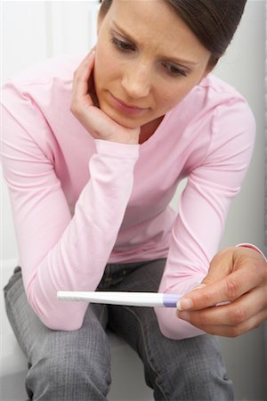 simsearch:700-00561192,k - Femme regardant le Test de grossesse Photographie de stock - Rights-Managed, Code: 700-00935138