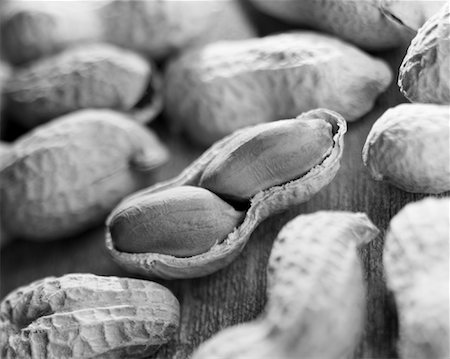 peanut object - Peanuts in Open Shell Foto de stock - Con derechos protegidos, Código: 700-00933517