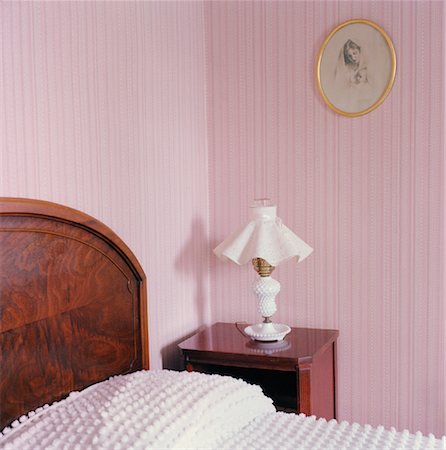 Chambre rétro avec papier peint rose Photographie de stock - Rights-Managed, Code: 700-00933628