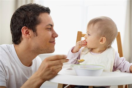 simsearch:614-05955634,k - Father Feeding Daughter Foto de stock - Con derechos protegidos, Código: 700-00933643