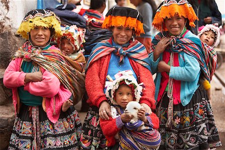 simsearch:841-02924423,k - Portrait de femmes et d'enfants au marché de Pisac, Pérou Photographie de stock - Rights-Managed, Code: 700-00948188