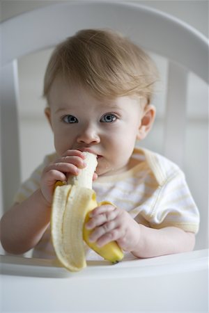 simsearch:700-00933647,k - Bébé fille manger des bananes Photographie de stock - Rights-Managed, Code: 700-00948856