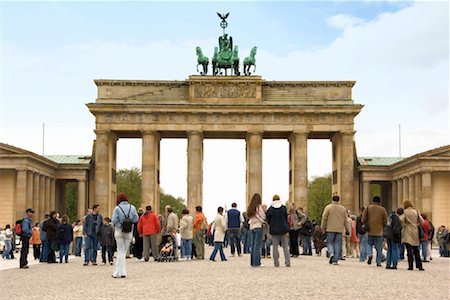 porta di brandeburgo - Tourists at Brandenburg Gate, Berlin, Germany Fotografie stock - Rights-Managed, Codice: 700-00948974
