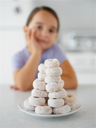 simsearch:700-00478241,k - Little Girl Looking at Pile of Doughnuts Foto de stock - Con derechos protegidos, Código: 700-00954789