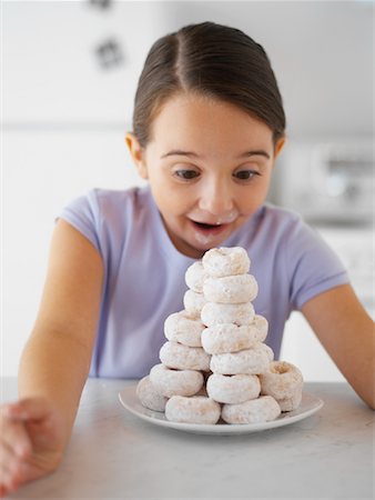 plate of donuts - Petite fille regardant des tas de beignets Photographie de stock - Rights-Managed, Code: 700-00954790